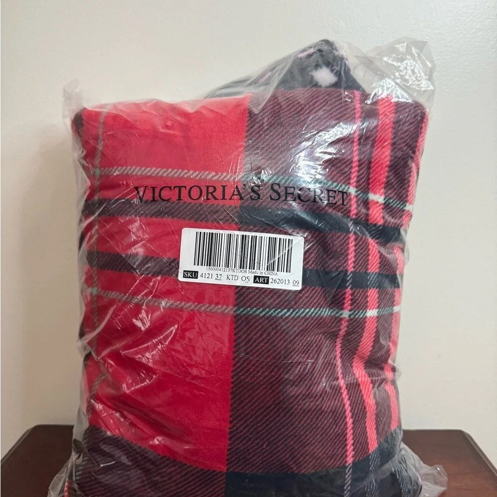 Victoria's Secret NWT Red & Black Plaid Sherpa lined Throw Blanket 50x60